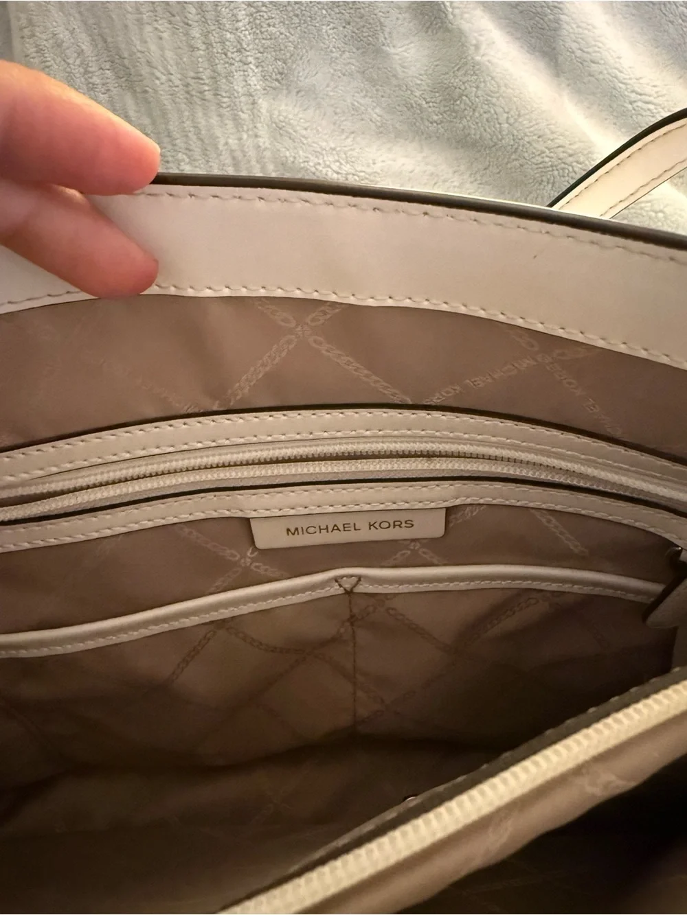 MICHAEL KORS Cream/White Signature Tote with Matching Wallet